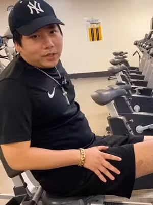 Bên cạnh đó, YouTube triệu view cũng tiết lộ về lý do thời gian qua im hơi lặng tiếng cũng bởi vì đôi chân chưa được phục hồi rằng: "Bữa giờ nằm nhà đắp chăn khóc thầm trốn không ra video vì đi như vịt đực còn giựt giựt cái tay như robot. Tôi buồn hết cả tháng".