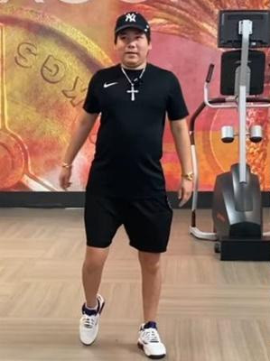 Khoa Pug cho biết có thể tự di chuyển trên đôi chân 1m75 của mình mà không cần dùng đến khung tập đi. Tuy nhiên, quá trình đi lại vẫn chưa hoàn toàn bình phục, tự nhiên như người bình thường và vẫn cần phải tập luyện thêm.