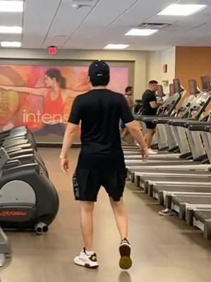 "Mới đi thì sẽ không được tự nhiên, nhìn giống robot vậy á. Đây là nỗ lực hơn nửa năm qua của mình khi đi được trên đôi chân 1m75, cảm giác nó thích lắm", Youtuber Khoa Pug cho hay.