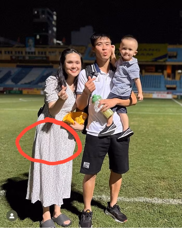 Trong bức ảnh, cả gia đình ai nấy đều rất nhí nhố tạo những dáng vô cùng dễ thương trên sân cỏ, thế nhưng ''va" vào sự chú ý của dân tình lại là vóc dáng có phần hơi mũm mĩm của bà xã cầu thủ Duy Mạnh.