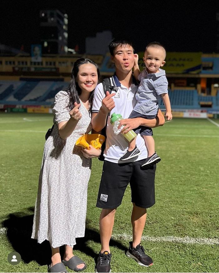 Mới đây, trên trang cá nhân của mình, Đỗ Duy Mạnh đã đăng tải một bức hình có sự góp mặt của gia đình nhỏ gồm "công chúa béo" Quỳnh Anh và cậu nhóc tỳ dễ thương.