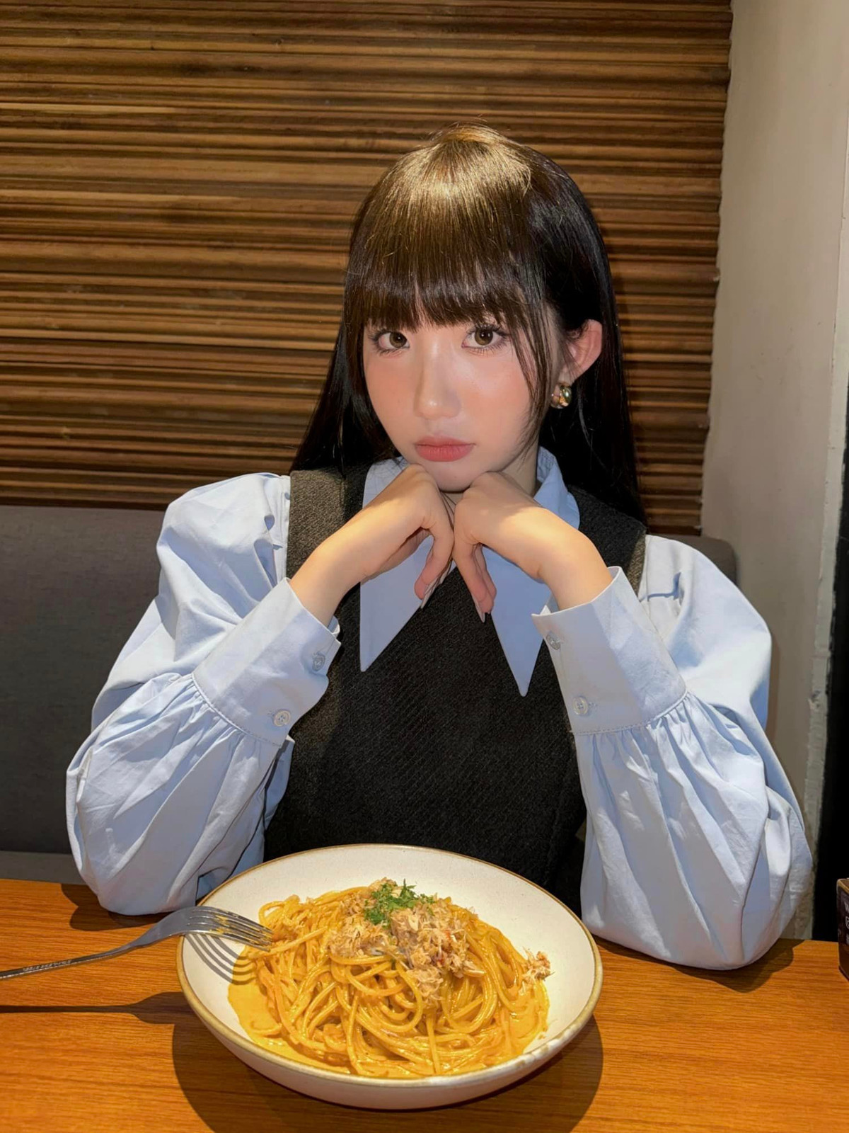 Mới nhất, tại một sự kiện công khai, Huyền 2k4 tiếp tục bị cư dân mạng đặt câu hỏi về chuyện sinh con vì vùng bụng nhìn rõ vết rạn da. Trước những thắc mắc này, nàng dâu hào môn không có bất cứ phản hồi nào.