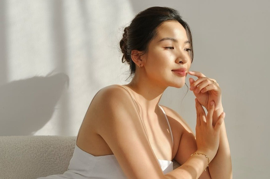 Linh Trương (sinh năm 1991, Hà Nội) bắt đầu kênh YouTube từ năm 2013, khi du học ở Mỹ. Tại đây, cô chia sẻ về mỹ phẩm, thời trang và du lịch.