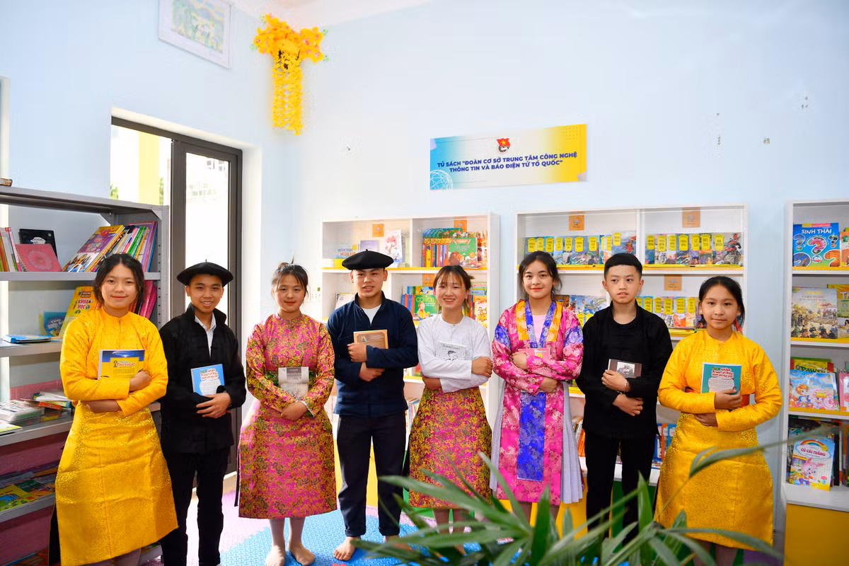 Tre em vung cao duoc nuoi duong van hoa doc bang “Thu vien tren da”