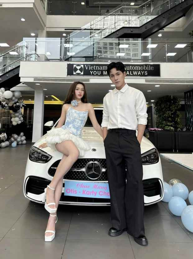 Vừa qua, Thảo Trang còn không ngần ngại, chi bạo tay để mua xế hộp tặng bạn trai mình. Chiếc xe được biết là Mercedes-Benz C300 AMG có giá bán hơn 2 tỷ đồng, thủ tục xong xuôi cũng lên đến 2,3 tỷ. Cốp xe còn được cô nàng tỉ mỉ chuẩn bị đầy ắp hoa tươi.