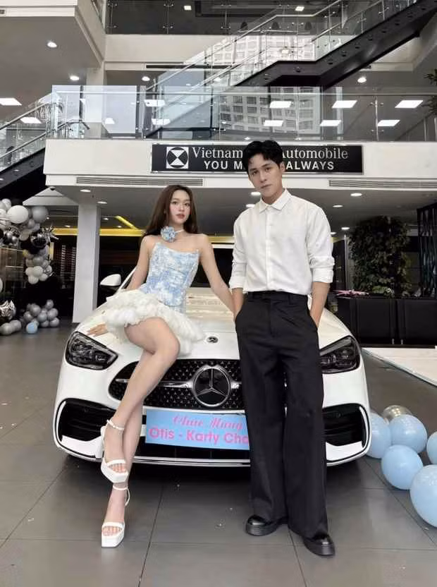 Vừa qua, Thảo Trang còn không ngần ngại, chi bạo tay để mua xế hộp tặng bạn trai mình. Chiếc xe được biết là Mercedes-Benz C300 AMG có giá bán hơn 2 tỷ đồng, thủ tục xong xuôi cũng lên đến 2,3 tỷ. Cốp xe còn được cô nàng tỉ mỉ chuẩn bị đầy ắp hoa tươi.