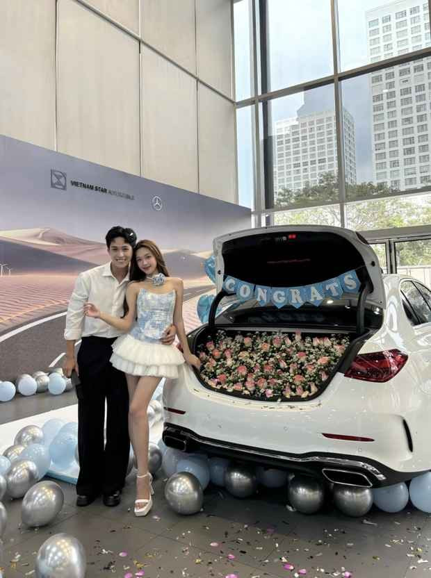Đăng tải loạt ảnh đi nhận xe, dân mạng xôn xao, trầm trồ, thậm chí bình luận "chỉ biết ước" lẫn "xin vía". Chính người nhận cũng bất ngờ trước món quà khủng đến từ vị trí của hot girl Tây Bắc.