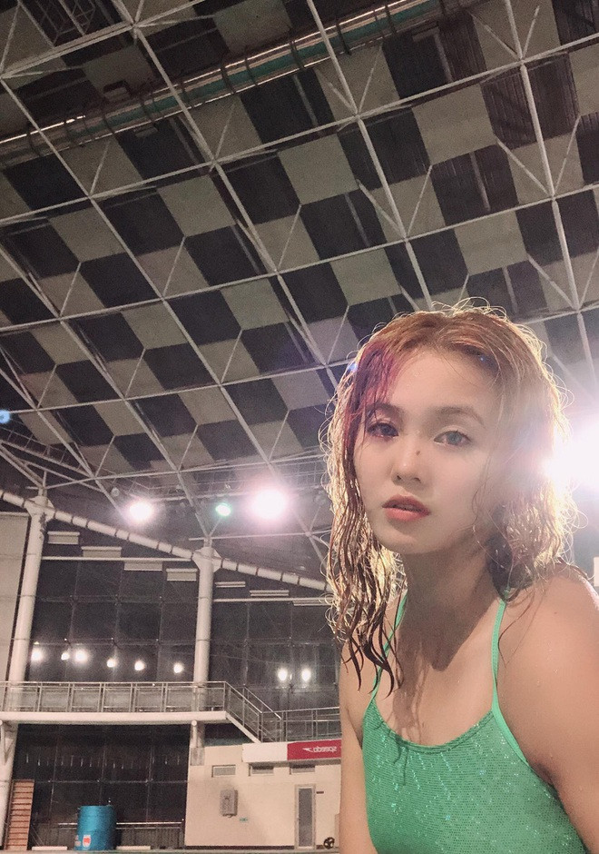 Xiong Dunhan bắt đầu tập luyện thể thao từ nhỏ, sau đó được huấn luyện viên Liu Huashan để mắt và chọn vào học tại Trường Bơi lội Nhạc Dương. Năm 2012, người đẹp quê Hồ Nam được chọn vào Đội tuyển bóng nước nữ quốc gia Trung Quốc.