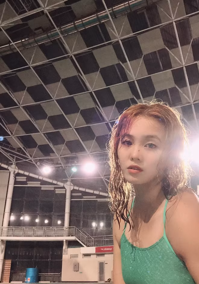 Xiong Dunhan bắt đầu tập luyện thể thao từ nhỏ, sau đó được huấn luyện viên Liu Huashan để mắt và chọn vào học tại Trường Bơi lội Nhạc Dương. Năm 2012, người đẹp quê Hồ Nam được chọn vào Đội tuyển bóng nước nữ quốc gia Trung Quốc.