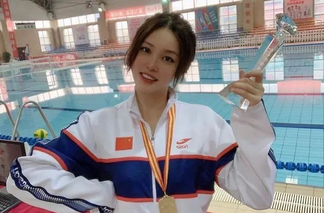 Đây là lần thứ 2 Xiong Dunhan tham dự Thế vận hội Olympic, với kinh nghiệm của mình cô nàng được giao nhiệm vụ đội trưởng, dẫn dắt tuyển bóng nước nữ Trung Quốc.