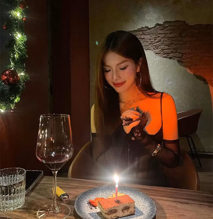 Nguyễn Thụy Bảo Hân là nàng WAG không còn xa lạ với NHM bóng đá Việt Nam. Cô nàng là bạn gái của tiền đạo điển trai Lê Minh Bình.