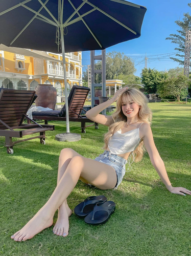 Cô là cựu sinh viên chuyên ngành Thiết kế thời trang, Đại học Kiến trúc TP HCM.