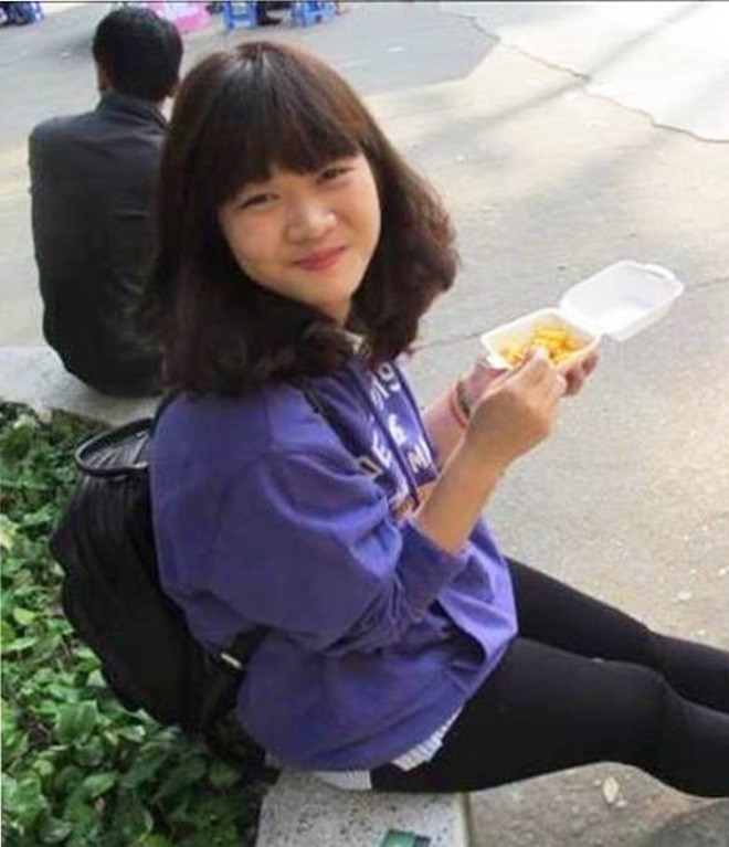 Bên cạnh trình "họa mặt" lên tay, không ít người nhận ra mặt Lê Bống nhỏ đi, mắt to hơn, mũi cao, thanh thoát thấy rõ. Để có được vẻ ngoài bắt mắt ấy, hot girl TikTok có hay không nhờ đến sự trợ giúp từ "dao kéo"?