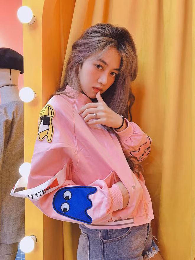 Lê Bống từng chia sẻ về động lực giảm cân của mình: "Vì một lần không mặc vừa chiếc váy yêu thích và được sự khích lệ của mẹ, Bống đã quyết tâm tập luyện để có vóc dáng như hiện tại".