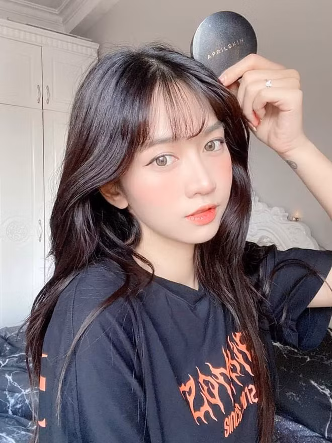 So sánh hình ảnh của Lê Bống hậu giảm cân, sửa mũi hồi 2018 và hình ảnh cô 2021, nhan sắc quả thực không khác nhau là bao.