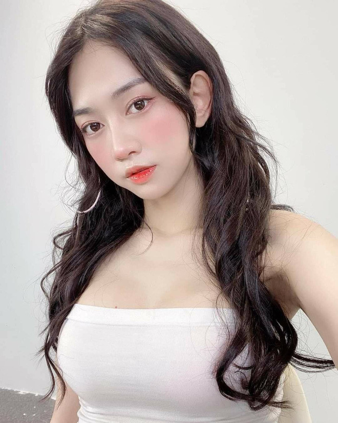  Lê Bống - một trong những hot girl tai tiếng bậc nhất showbiz, xuất hiện lần nào là lần nấy kéo theo cả loạt chỉ trích từ cộng đồng mạng. Bỏ qua chuyện ăn mặc táo bạo, hôm nay chúng ta bàn tới sự thay đổi nhan sắc của hot girl TikTok này từ khi nổi danh.