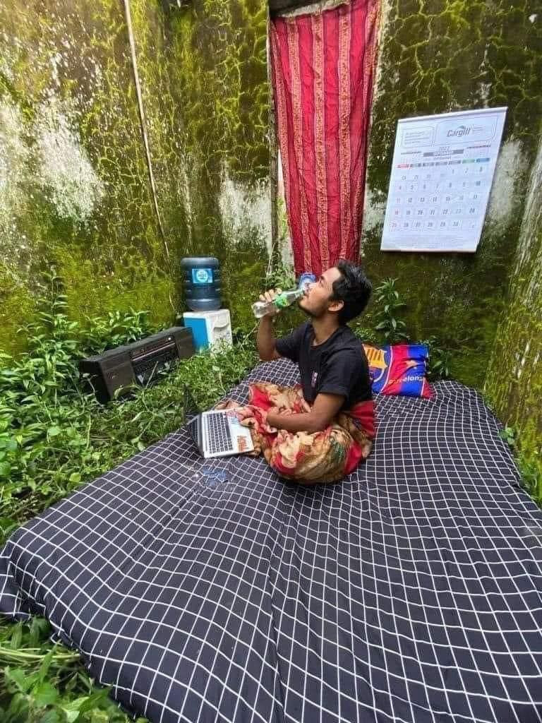 Thay vì được ngủ trong nhà, người đàn ông này phải mang đồ đặc ra một ngôi nhà cũ để có một cuộc sống không vợ.