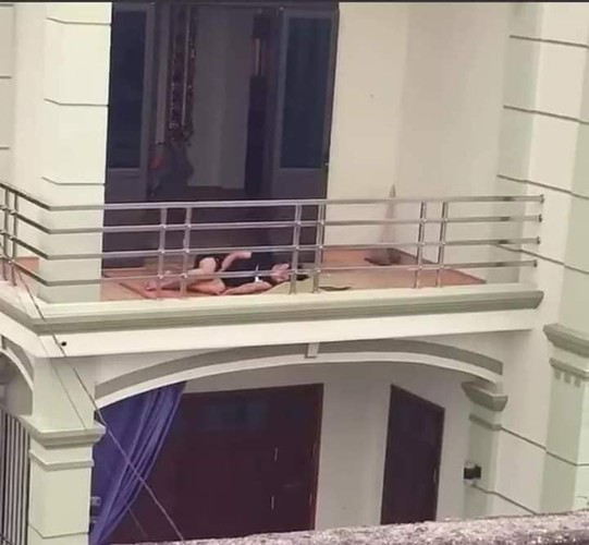 Dù không bị đuổi khỏi cửa nhưng cái kết của việc "bật" vợ thì chỉ có kết cục buồn.