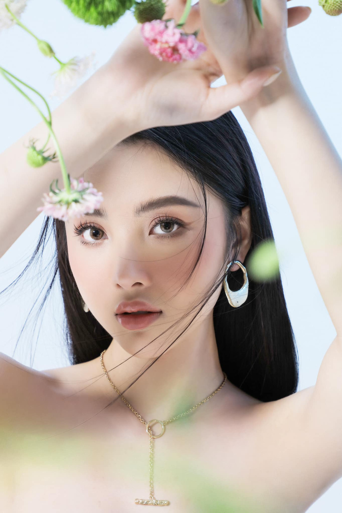 Trên trang cá nhân, người đẹp Cà Mau thường xuyên khoe hình ảnh check-in sang chảnh ở các địa điểm du lịch nổi tiếng. Mỗi lần xuất hiện, Hoa hậu Quốc tế Toàn cầu năm 2019 lại khiến khán giả phải xuýt xoa bởi nhan sắc xinh đẹp của mình.