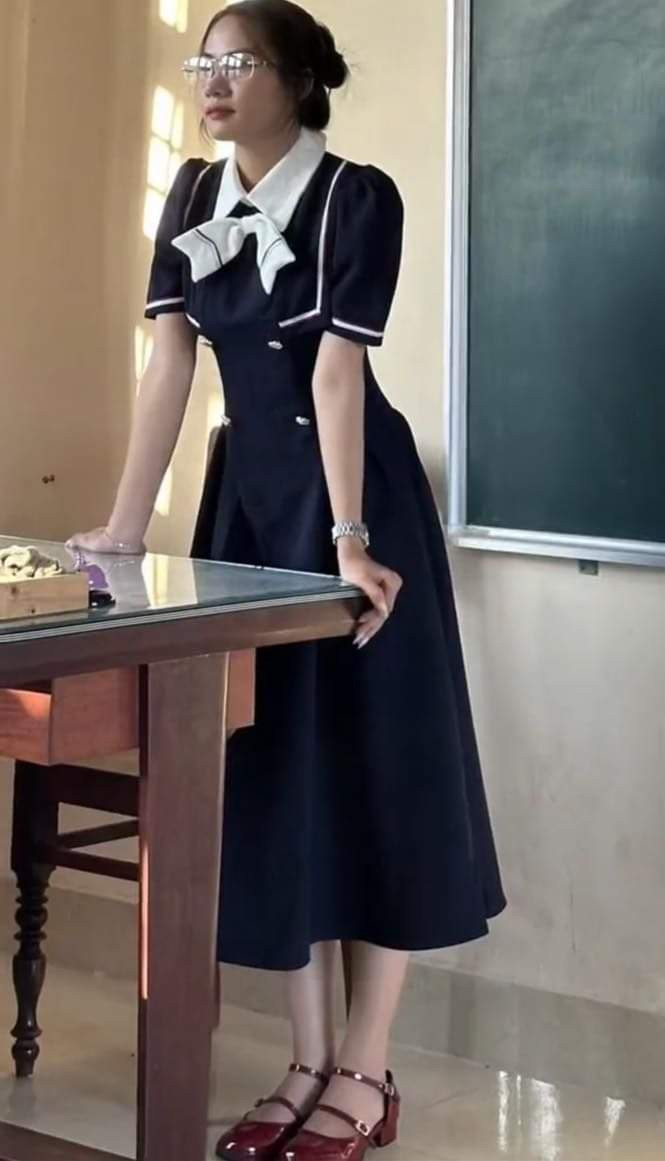 Theo những hình ảnh được đăng tải, cô giáo xinh đẹp Vẹn Trần có phong cách thời trang đi dạy rất đa dạng và hầu như không ngày nào quần áo trùng lặp.