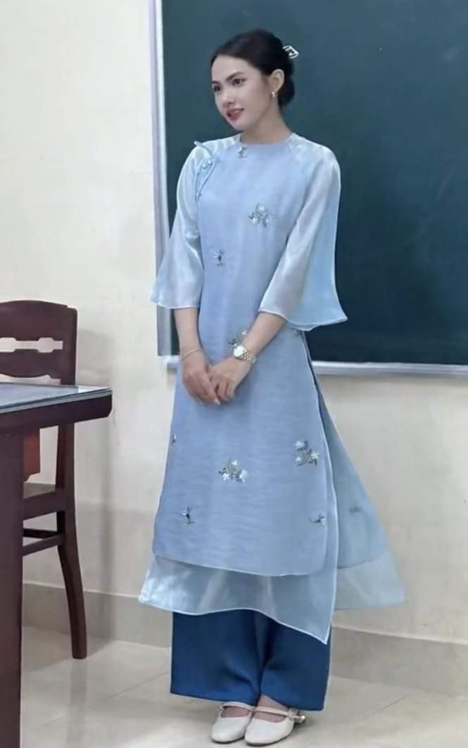 Vì tính chất công việc, cô thường xuyên diện những chiếc áo dài dịu dàng, thướt tha.