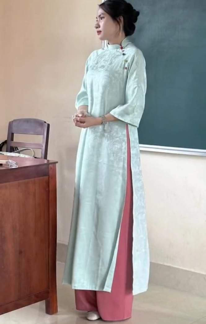 Cô giáo trẻ Vẹn Trần cũng công nhận tác phong nghề giáo yêu cầu "lịch sự - nghiêm túc", tuy nhiên theo cô nàng, không phải cứ áo sơ mi quần đen mới thể hiện được phong thái ấy.