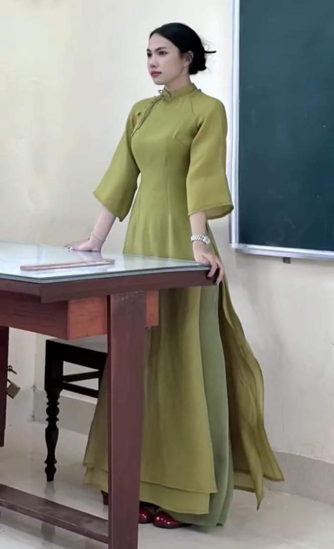 "Mình biết thế hệ giáo viên bọn mình chính là tấm gương cho các em học sinh noi theo nên bản thân mình đã và đang cố gắng mỗi ngày để có thể hoàn thành tốt mọi mục tiêu: chăm chỉ, sáng tạo, vui tươi, sống có ích, năng động", cô giáo tiểu học Vẹn Trần gửi gắm thêm.