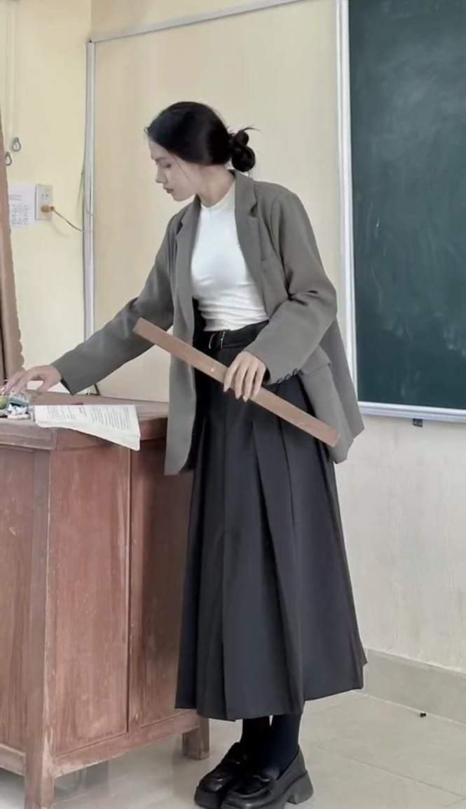 Vẹn Trần cũng khẳng định dù ngoài việc đi dạy cô còn kinh doanh, quay TikTok nhưng do sắp xếp thời gian hợp lý nên không bị ảnh hưởng gì cả.