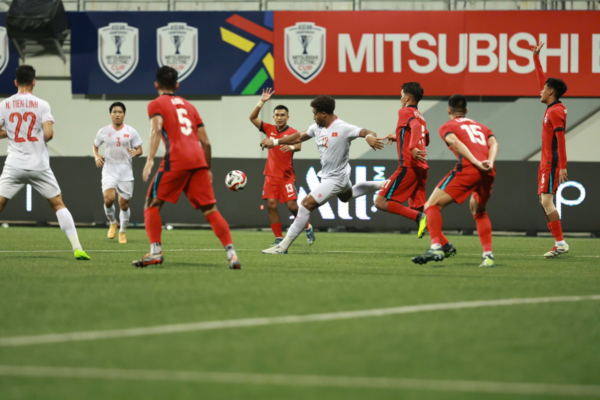 Xuân Son có pha bắt vô lê 1 chạm cực đẹp làm tung lưới Singapore nhưng ko được công nhận.