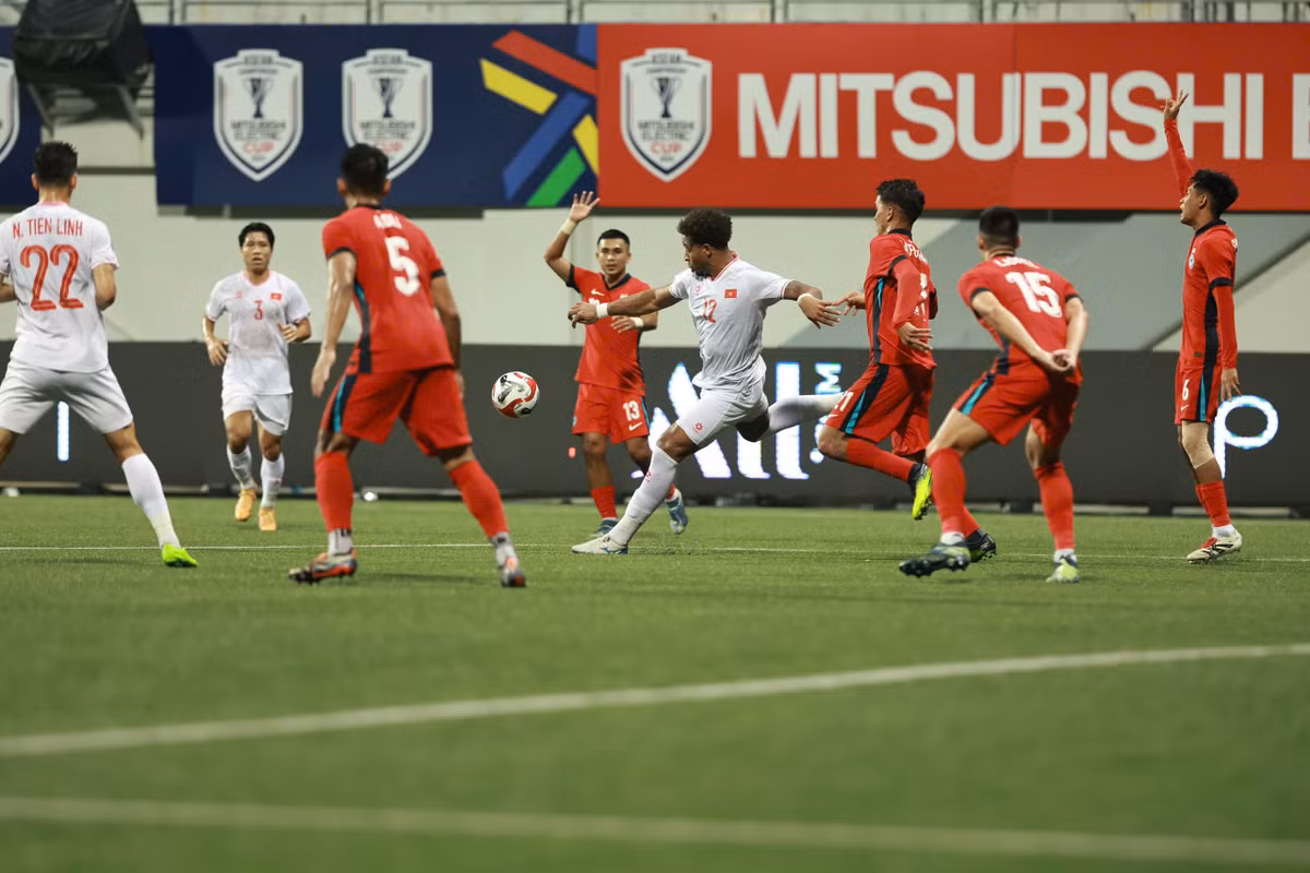 Xuân Son có pha bắt vô lê 1 chạm cực đẹp làm tung lưới Singapore nhưng ko được công nhận.