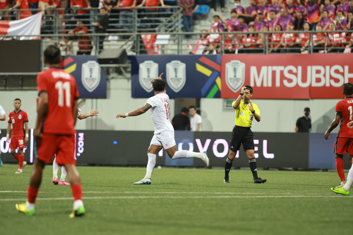 Xuân Son cố giải thích việc bóng không hề chạm tay mình