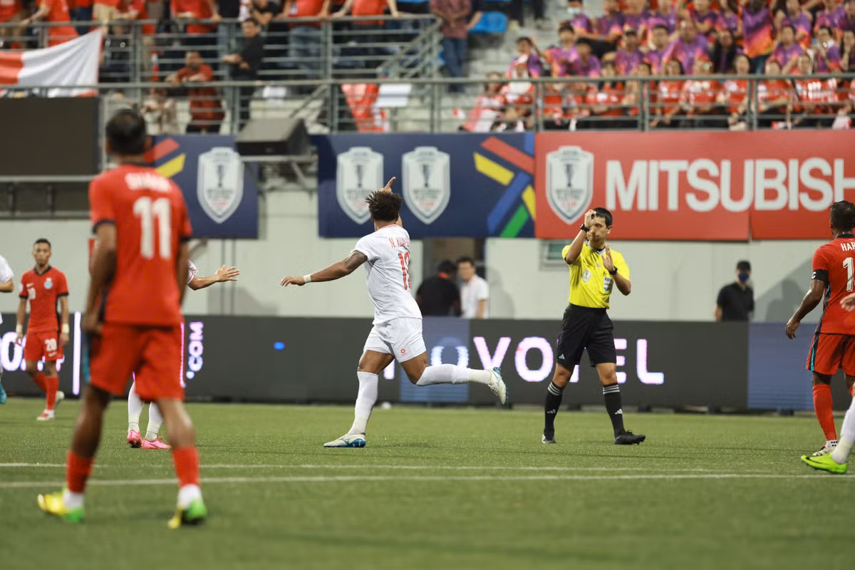 Xuân Son cố giải thích việc bóng không hề chạm tay mình