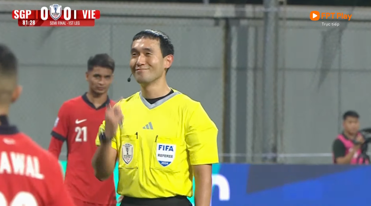 Đặc biệt là ở tình huống diễn ra ở phút 86, khi Nguyễn Xuân Son thực hiện cú sút siêu phẩm nhưng không được công nhận bởi trọng tài người Hàn Quốc cho rằng bóng đã chạm tay cầu thủ ĐT Việt Nam trước đó.
