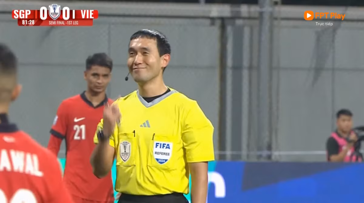 Đặc biệt là ở tình huống diễn ra ở phút 86, khi Nguyễn Xuân Son thực hiện cú sút siêu phẩm nhưng không được công nhận bởi trọng tài người Hàn Quốc cho rằng bóng đã chạm tay cầu thủ ĐT Việt Nam trước đó.