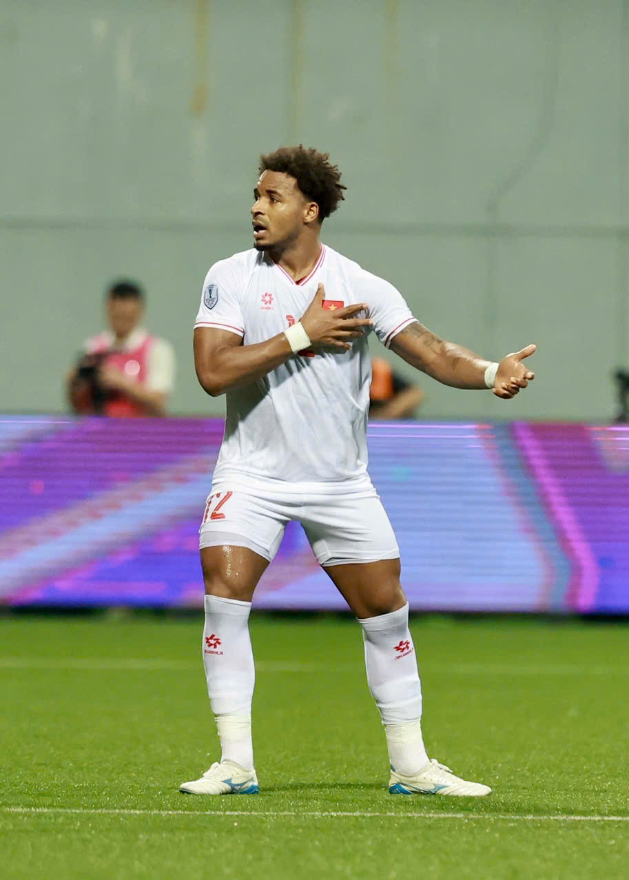 Trong khi tiền đạo Xuân Son liên tục giơ tay chỉ vào phần nách của mình, biểu thị việc bóng chỉ chạm nách anh chứ không hề chạm tay như nhận định của trọng tài.