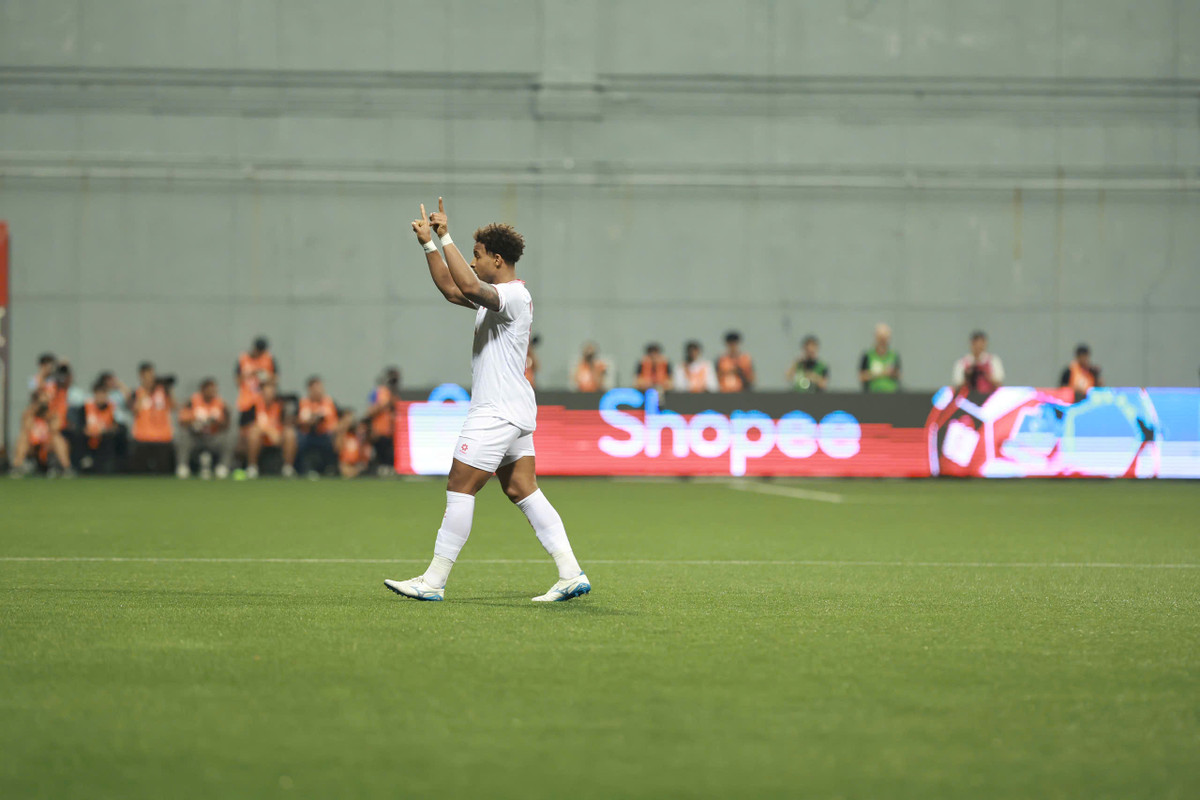 HLV Kim Sang-sik nhận thẻ vàng vì lỗi phản ứng sau tình huống Xuân Son bị từ chối bàn thắng.