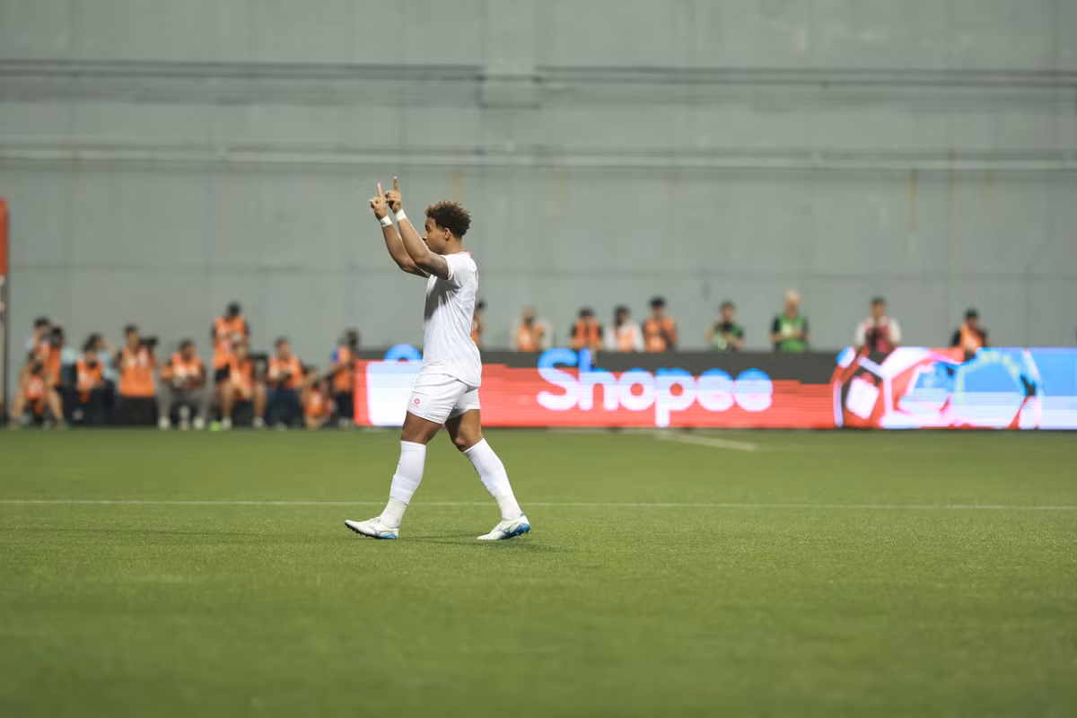 HLV Kim Sang-sik nhận thẻ vàng vì lỗi phản ứng sau tình huống Xuân Son bị từ chối bàn thắng.