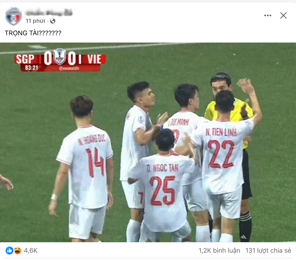 Trên MXH, một số bình luận của cư dân mạng về tình huống này: "Cay đắng", "Trọng tài khó chịu vô cùng", "Trọng tài toàn xử ép Việt Nam", "Trọng tài ép quá", "Trọng tài chỉ cẳng tay mới chịu", "Chạm nách mà bảo tay mới hài",...