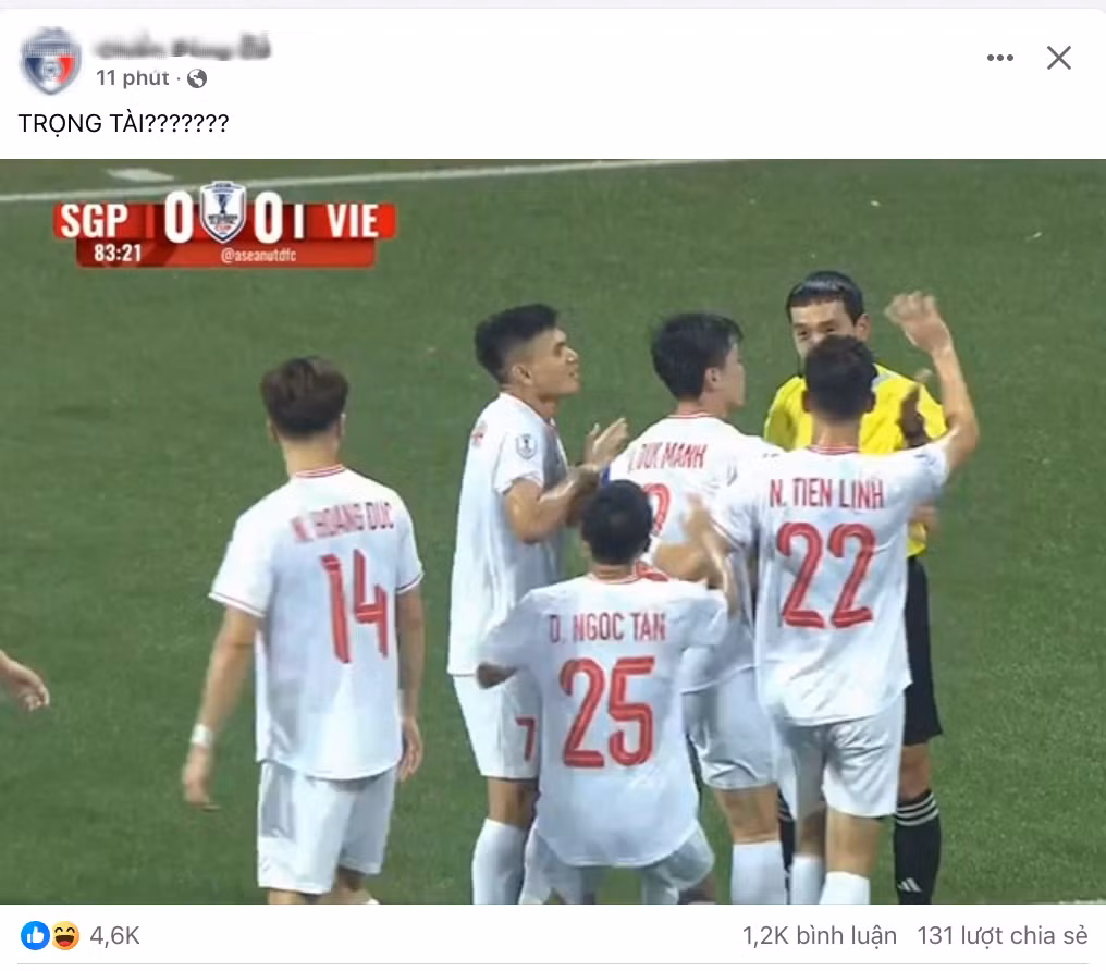 Trên MXH, một số bình luận của cư dân mạng về tình huống này: "Cay đắng", "Trọng tài khó chịu vô cùng", "Trọng tài toàn xử ép Việt Nam", "Trọng tài ép quá", "Trọng tài chỉ cẳng tay mới chịu", "Chạm nách mà bảo tay mới hài",...