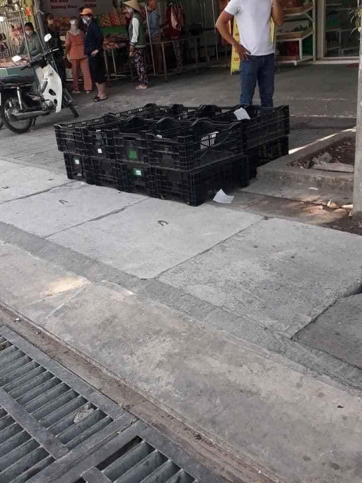 Dan mang buc xuc truoc nhom nguoi lay het hang tu thien mua COVID-19 o Dong Nai-Hinh-2