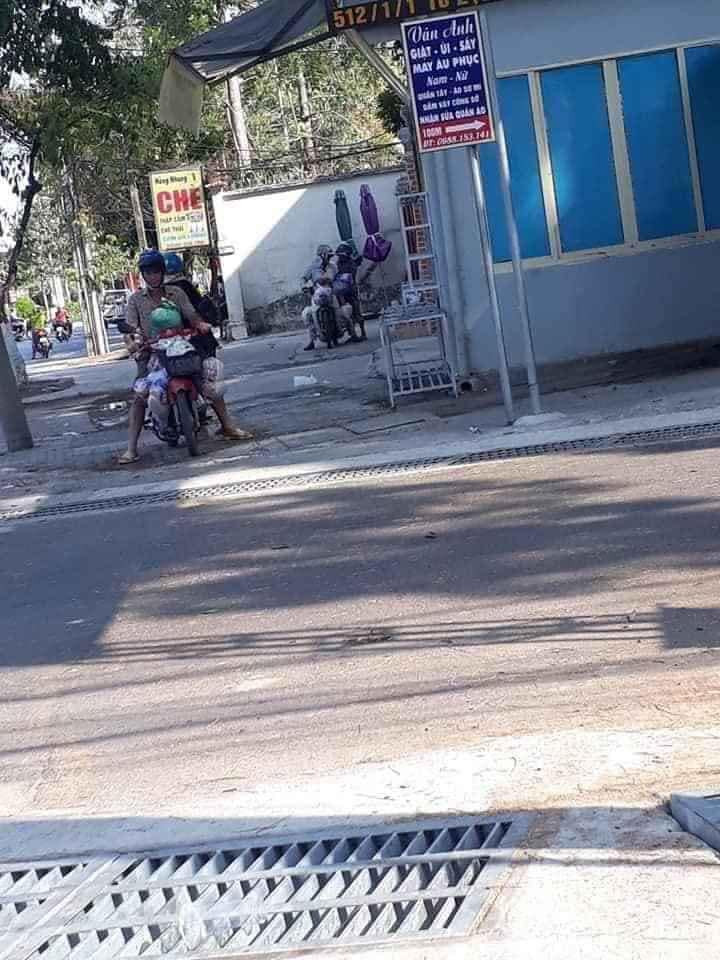 Dan mang buc xuc truoc nhom nguoi lay het hang tu thien mua COVID-19 o Dong Nai-Hinh-3
