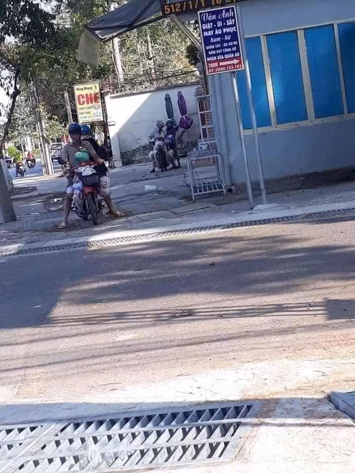 Dan mang buc xuc truoc nhom nguoi lay het hang tu thien mua COVID-19 o Dong Nai-Hinh-3