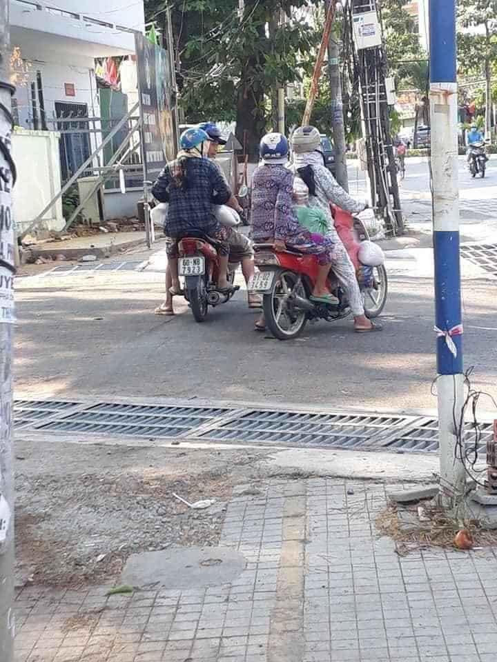 Dan mang buc xuc truoc nhom nguoi lay het hang tu thien mua COVID-19 o Dong Nai-Hinh-4