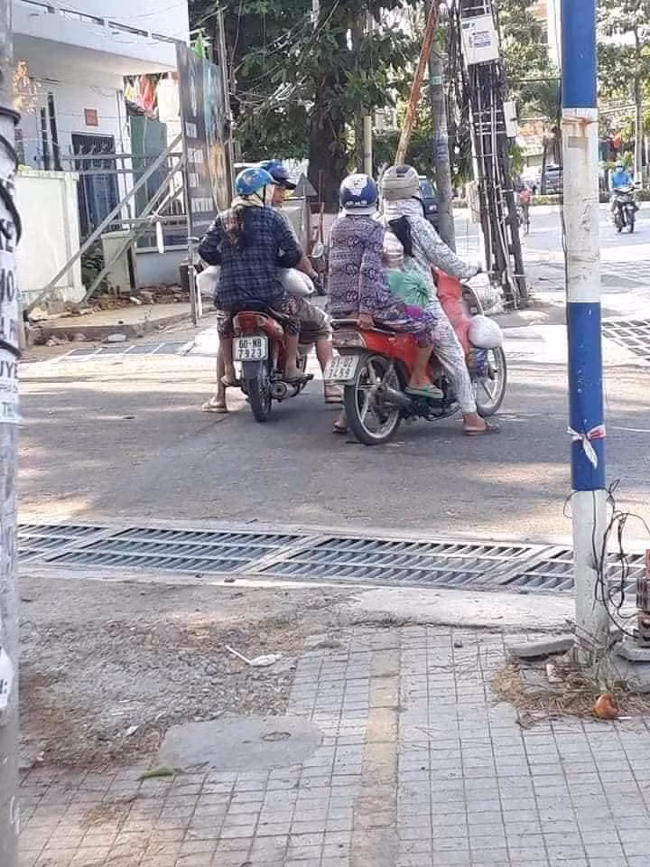 Dan mang buc xuc truoc nhom nguoi lay het hang tu thien mua COVID-19 o Dong Nai-Hinh-4