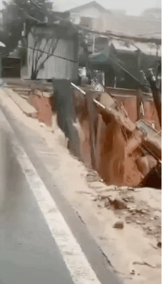 Nhiều Fanpage lớn cũng nhanh chóng đăng tải lại khoảnh khắc Đà Lạt mưa lũ, thu hút tới hàng trăm lượt chia sẻ.