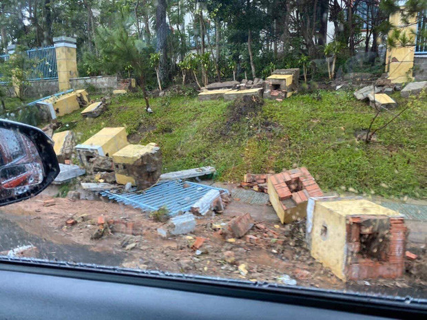 Nhiều đoạn đường nổi tiếng của thành phố du lịch Đà Lạt được lực lượng chức năng căng dây, không cho đi lại vì sạt lở quá nguy hiểm.