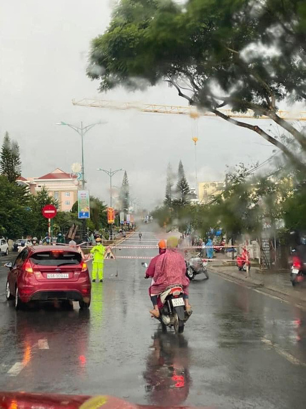 Cũng do mưa lớn nên nhiều người bị kẹt lại trên đường, phải tìm chỗ ẩn nấp vì sợ sạt lở.