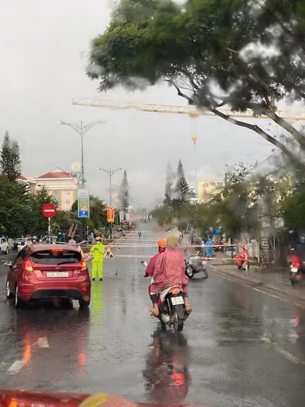 Cũng do mưa lớn nên nhiều người bị kẹt lại trên đường, phải tìm chỗ ẩn nấp vì sợ sạt lở.
