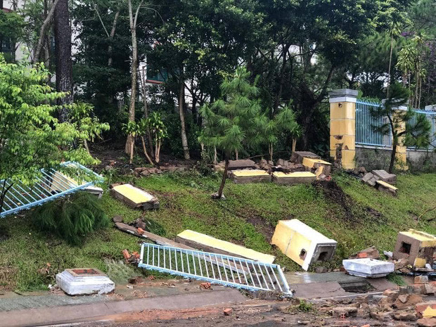 Nhiều du khách đang có mặt trên Đà Lạt lúc này cũng phản ánh tình trạng mưa to kéo dài, nhiều nơi đã xuất hiện tình trạng sạt lở, không an toàn khi lưu thông trên đường.