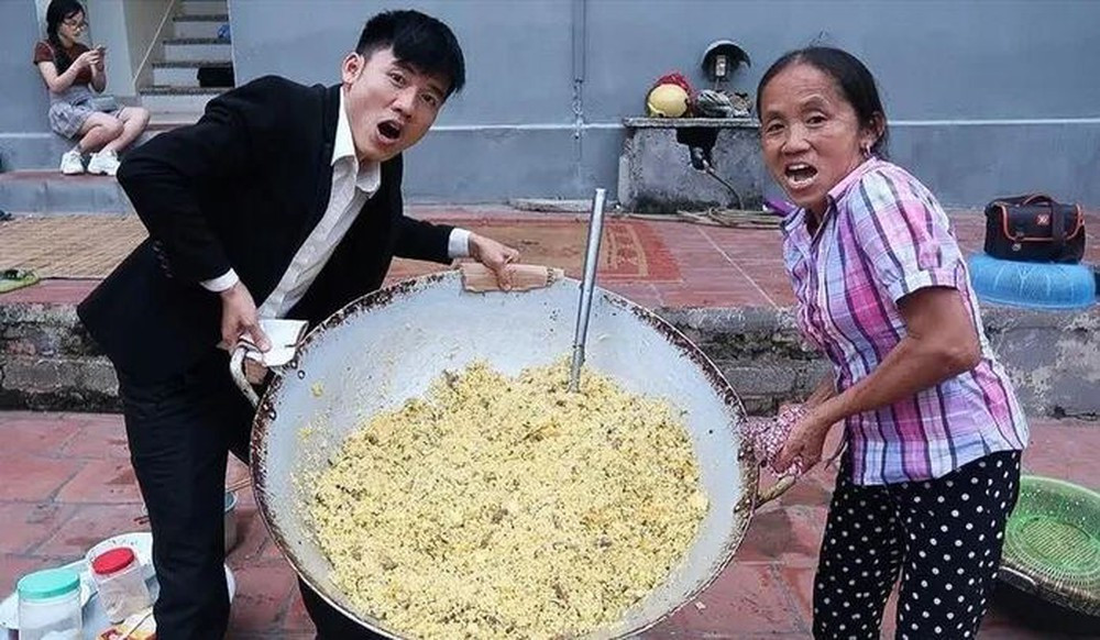 Trước đây, con trai bà với kênh Hưng Vlog từng đăng 2 clip gây tranh cãi là nấu cháo gà nguyên lông và trộm tiền heo đất bị phạt lần lượt là 7,5 triệu và 10 triệu, anh đã bị Youtube khóa kênh Hưng Troll.